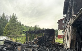 Tragický požár vzal domov rodičům a jejich mentálně postiženému synovi